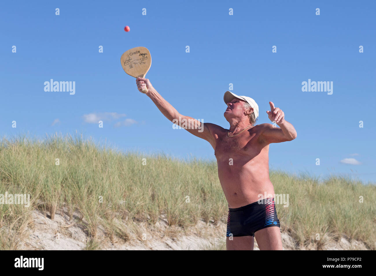 L'uomo gioca palla spiaggia, spiaggia, Wustrow, Fischland, Meclemburgo-Pomerania Occidentale, Germania Foto Stock