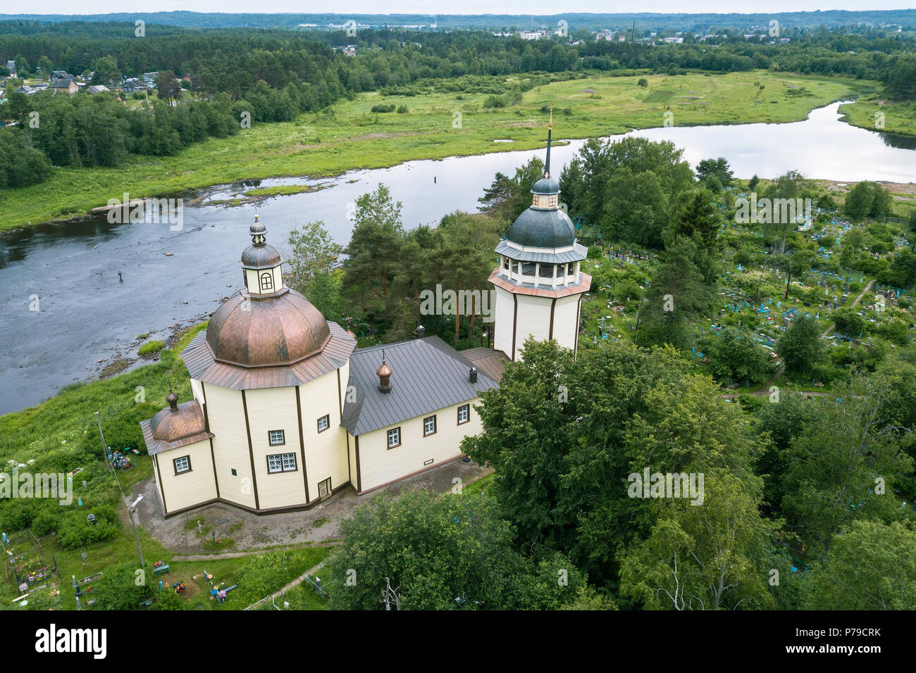 Vista panoramica del fiume Vazhinka e Chiesa Ortodossa della risurrezione. Villaggio Kurpovo in Vazhinsky insediamento urbano del quartiere Podporozhsky Foto Stock