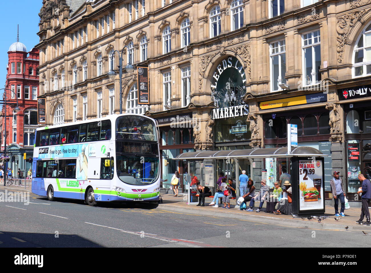 Un autobus a due piani tira fino a un popolare fermata bus fuori mercato Kirkgate su Vicar Lane in Leeds City Centre Foto Stock