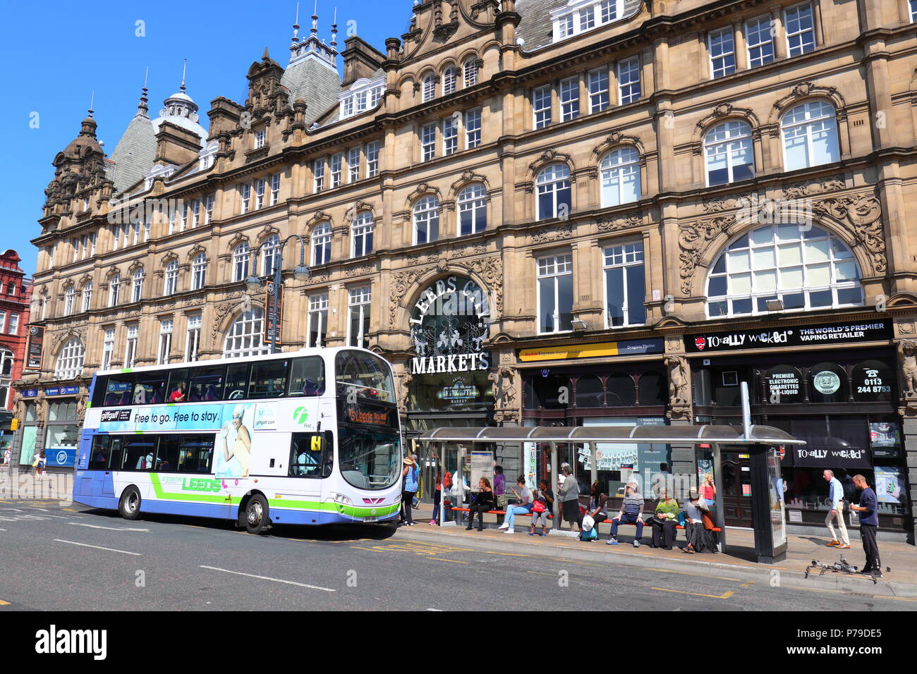 Un autobus a due piani tira fino a un popolare fermata bus fuori mercato Kirkgate su Vicar Lane in Leeds City Centre Foto Stock