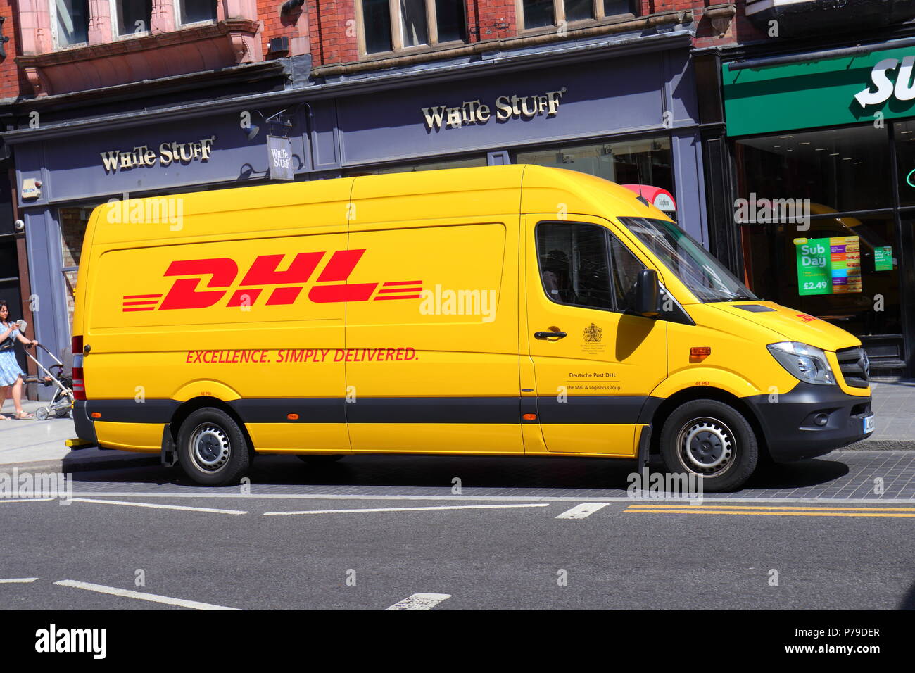 A DHL di consegna pacchi van parcheggiato su Vicar Lane in Leeds City Centre. Foto Stock
