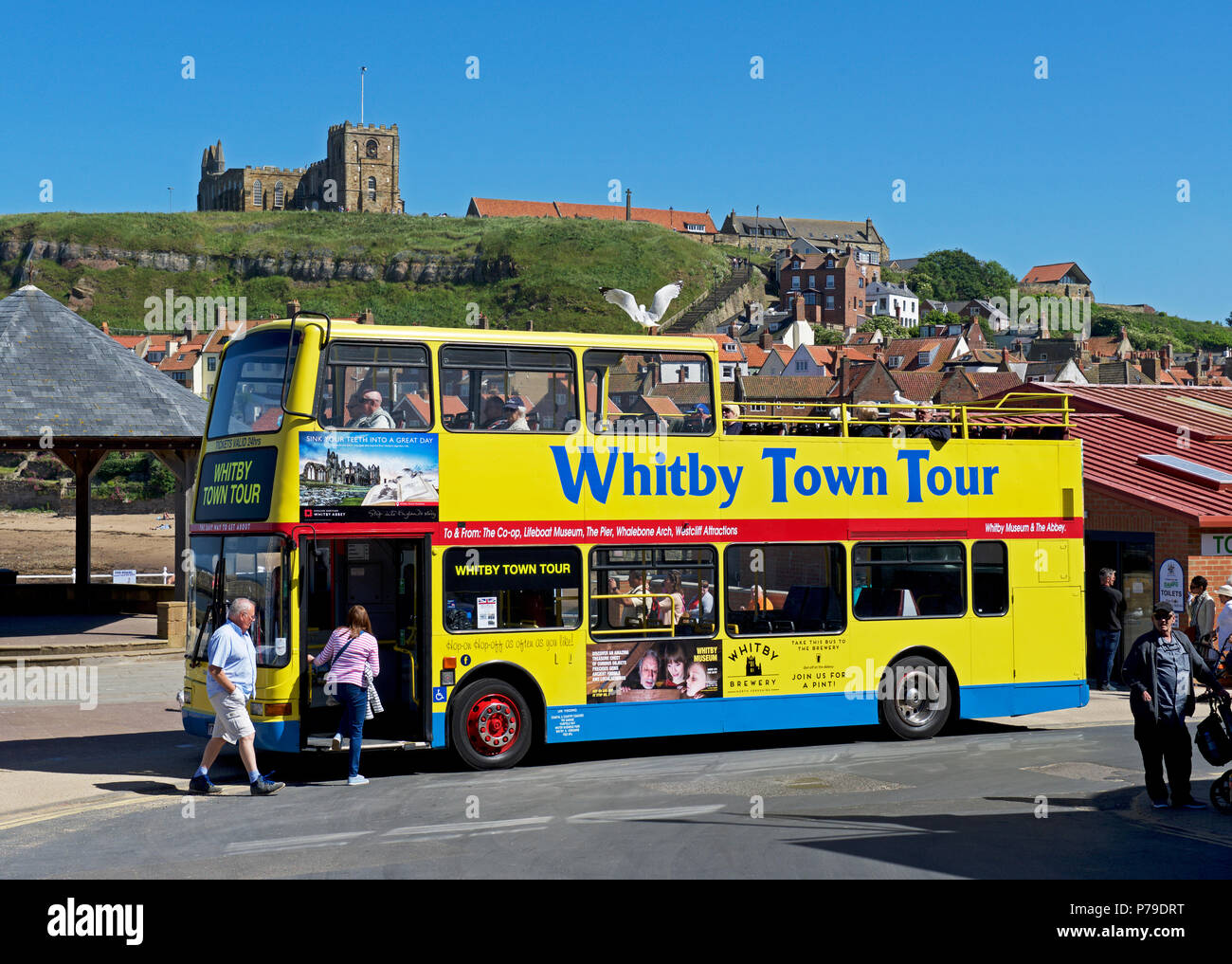 Gita turistica in autobus, Whitby, North Yorkshire, Inghilterra, Regno Unito Foto Stock