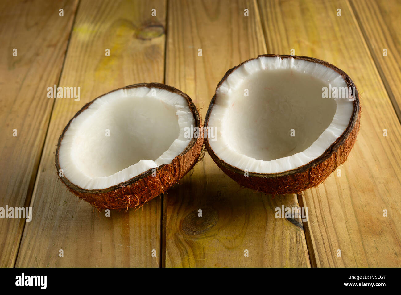 Aprire il cocco sul tavolo di legno - primo piano Foto Stock