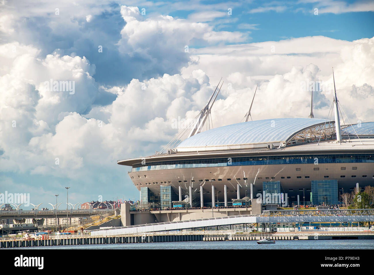 San Pietroburgo. RUSSIA - 03 luglio 2018. Krestovsky Stadium, ufficialmente San Pietroburgo Stadium 2018 FIFA World Cup contro il cielo nuvoloso Foto Stock