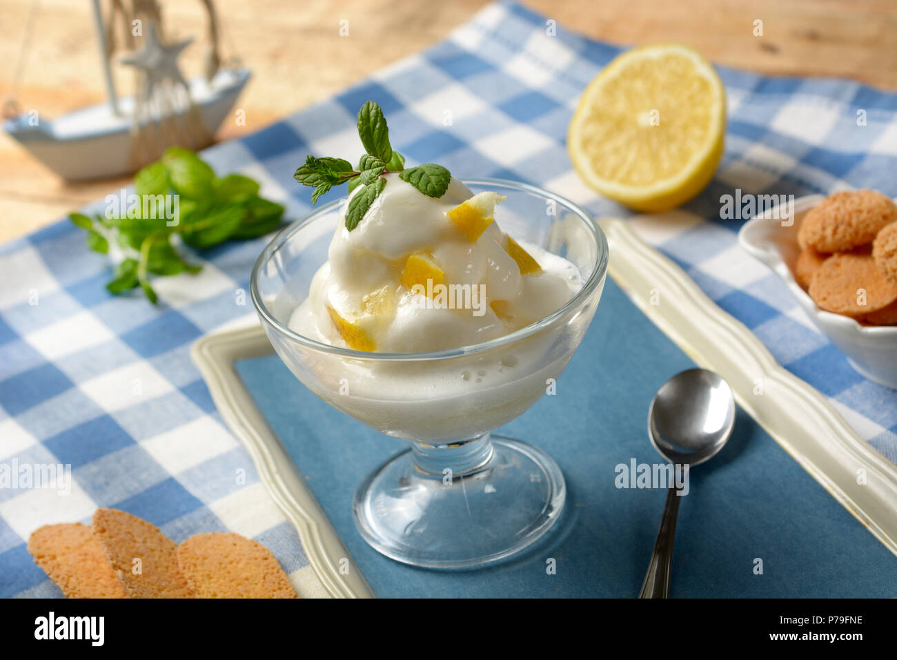 Siciliano sorbetto al limone sul vassoio blu - primo piano Foto Stock