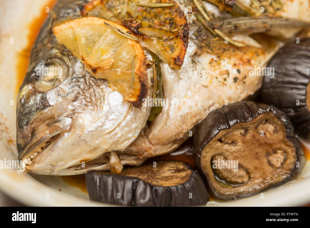 Dorado al forno pesce con limone e melanzane. Foto Stock