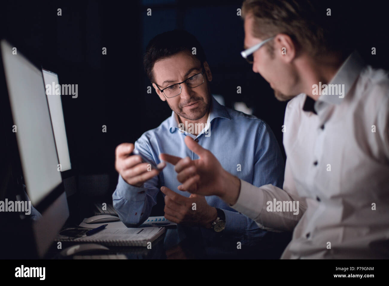 Close up.due uomini di affari guardando lo schermo dello smartphone. Foto Stock