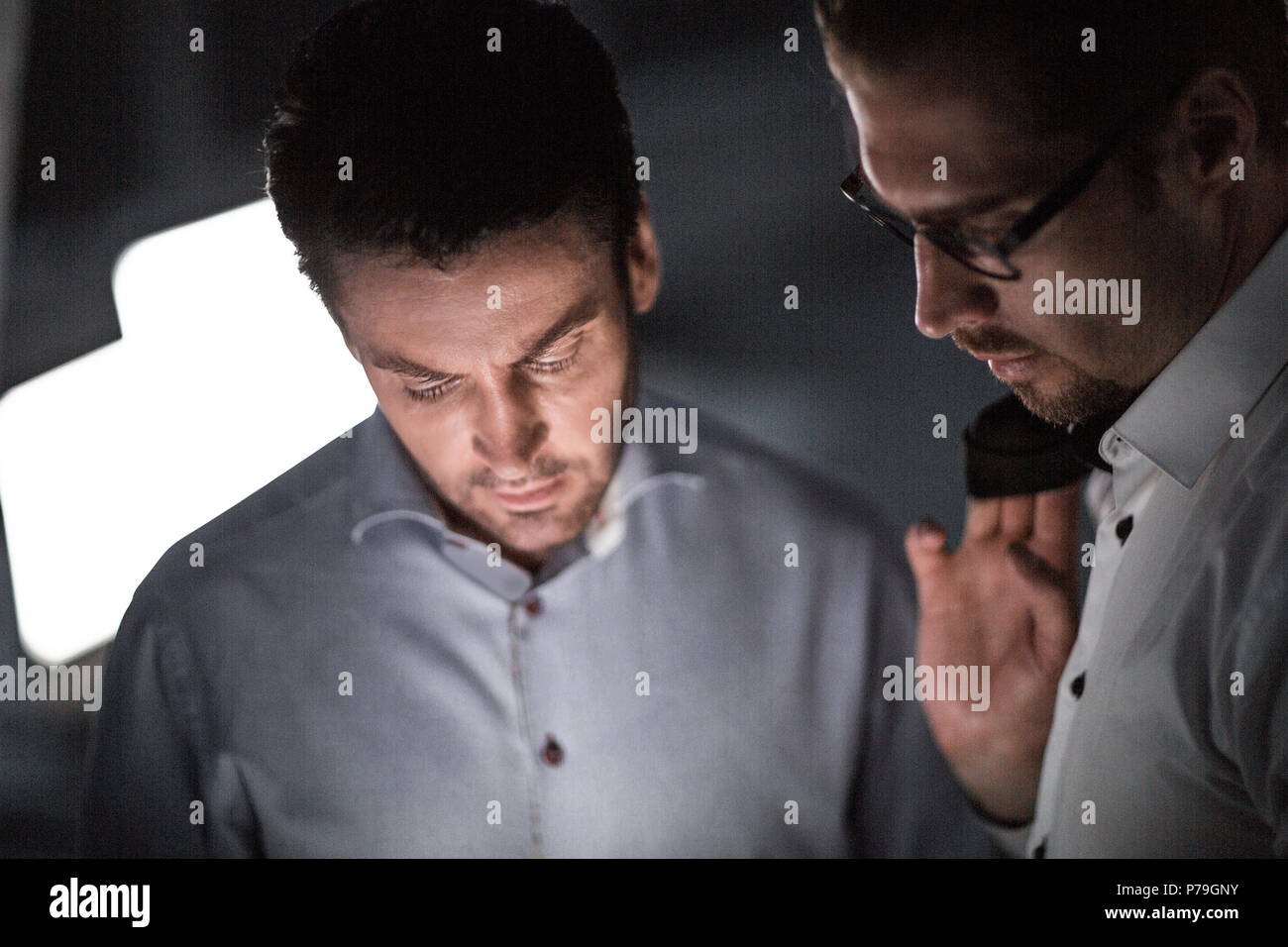 Close up.due uomini di affari nel luogo di lavoro di sera Foto Stock