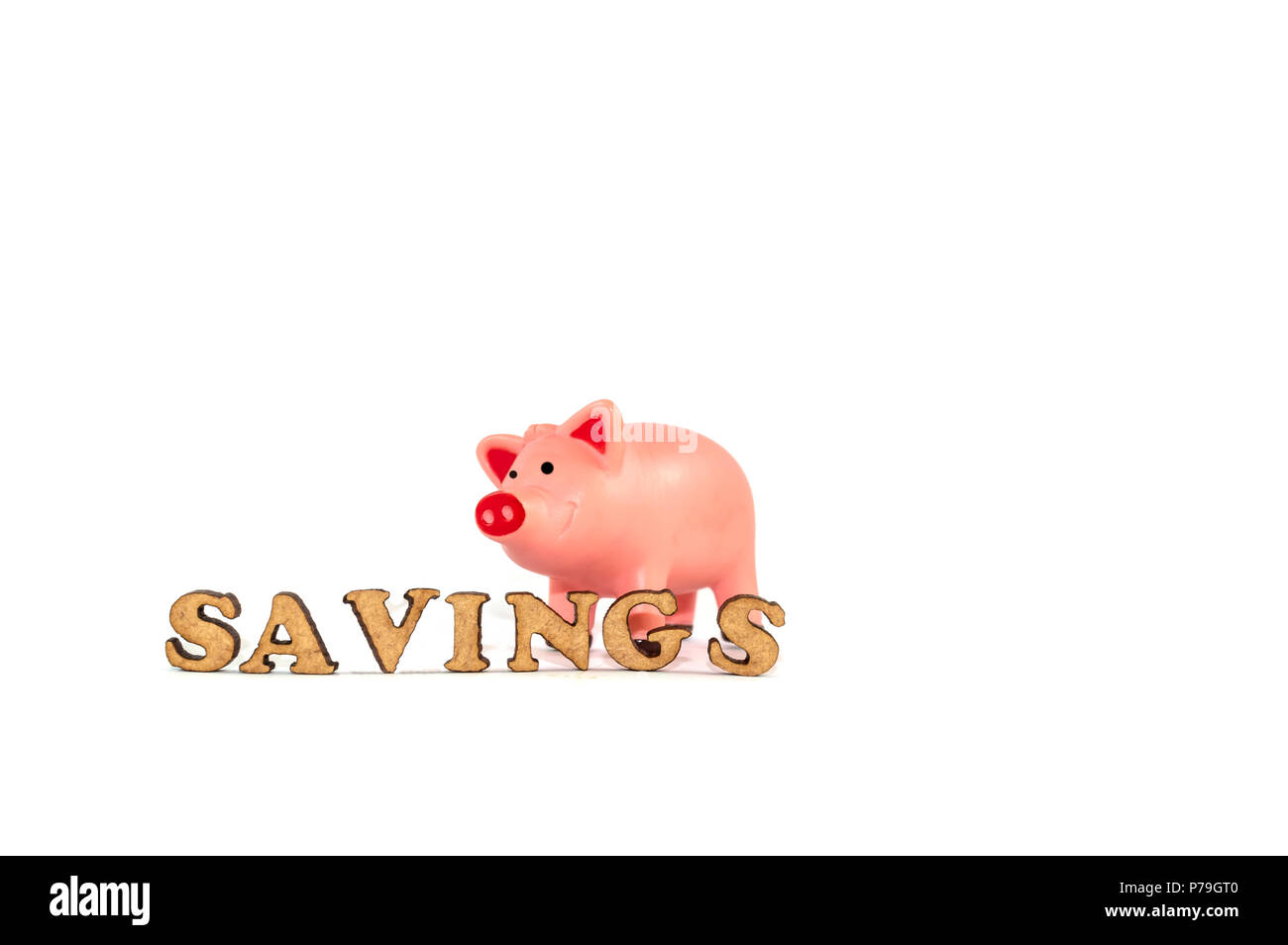 La parola "saving' davanti a un piccolo giocattolo suino isolati su sfondo bianco Foto Stock