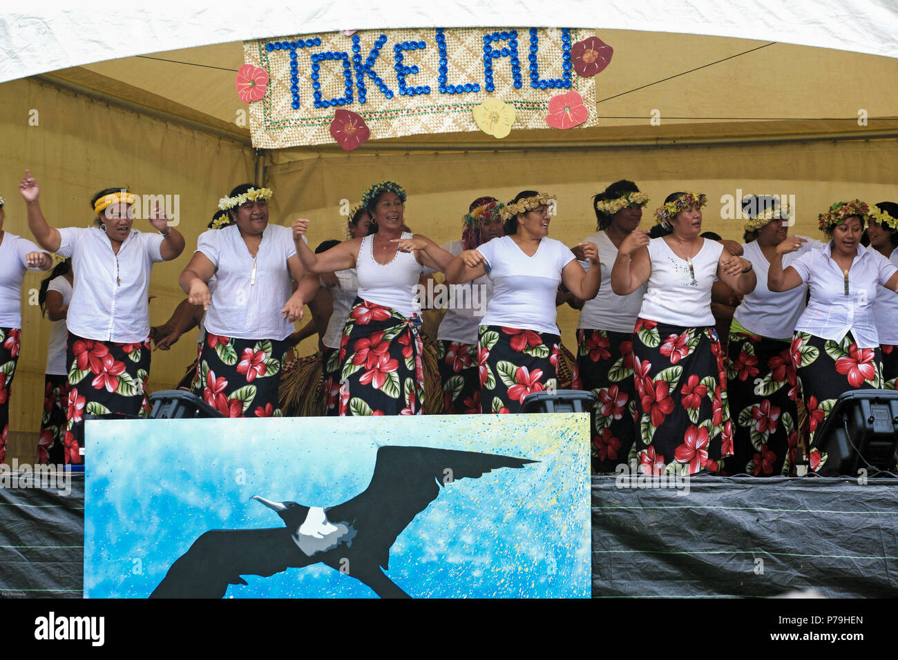 Le donne da Tokelau isola danza sul palco a Pasifika Festival tenutosi presso la Western molle a Auckland, Nuova Zelanda Foto Stock