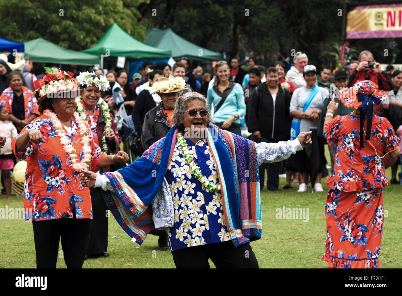 Le donne dalle Isole Cook balli durante il Pasifika Festival, tenutosi presso la Western molle a Auckland, Nuova Zelanda Foto Stock