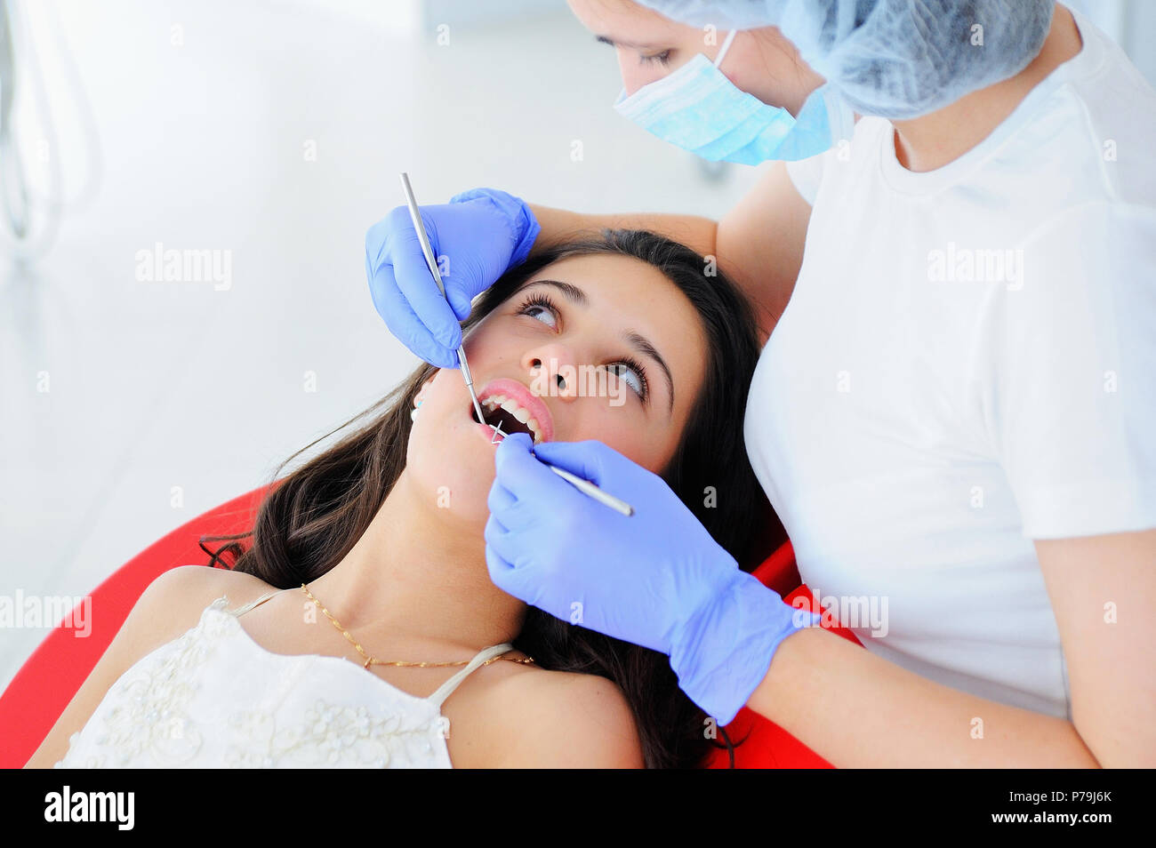 Giovane bella ragazza in studio dentistico. Bambini esamina dentista denti per un bambino. Foto Stock