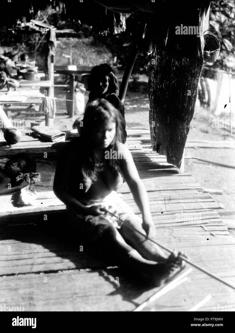 153 Kvinna skrapar korgflätningsmaterial - SMVK - 004079 Foto Stock