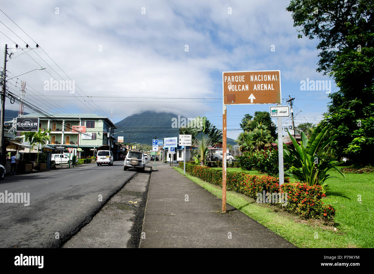 Una vista della strada principale di La Fortuna in Costa Rica. Il Vulcano Arenal può essere visto in lontananza. Foto Stock
