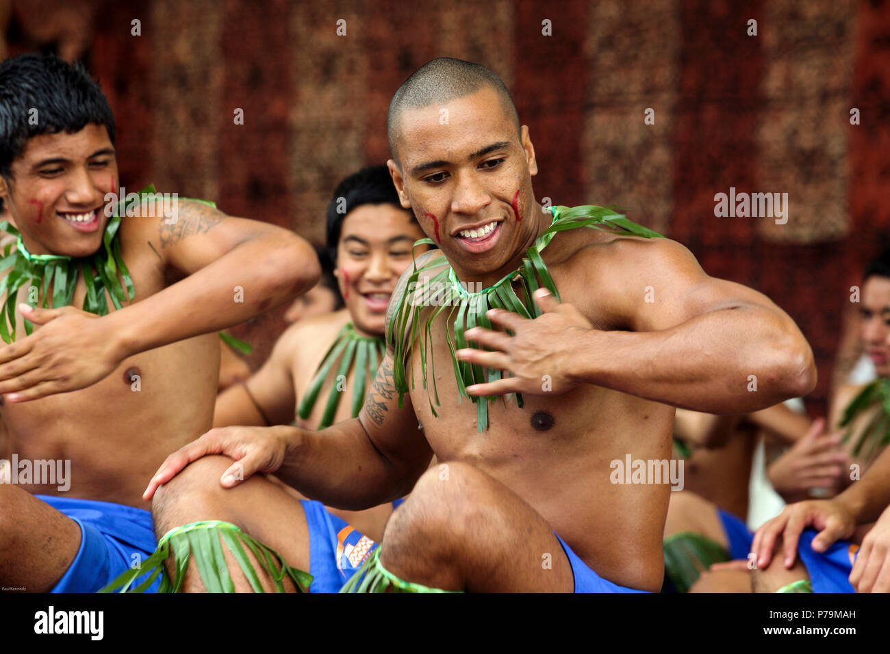 Gruppo Culturale di uomini provenienti da Samoa eseguire presso il Festival Pasifika presso la Western molle a Auckland, Nuova Zelanda Foto Stock