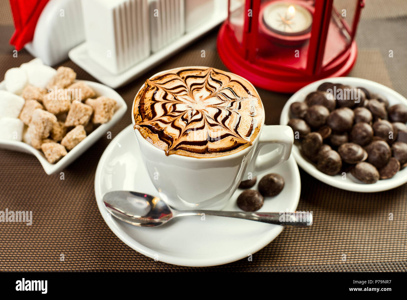Bianco con tazza di caffè sul tavolo in coffee house, close up Foto Stock
