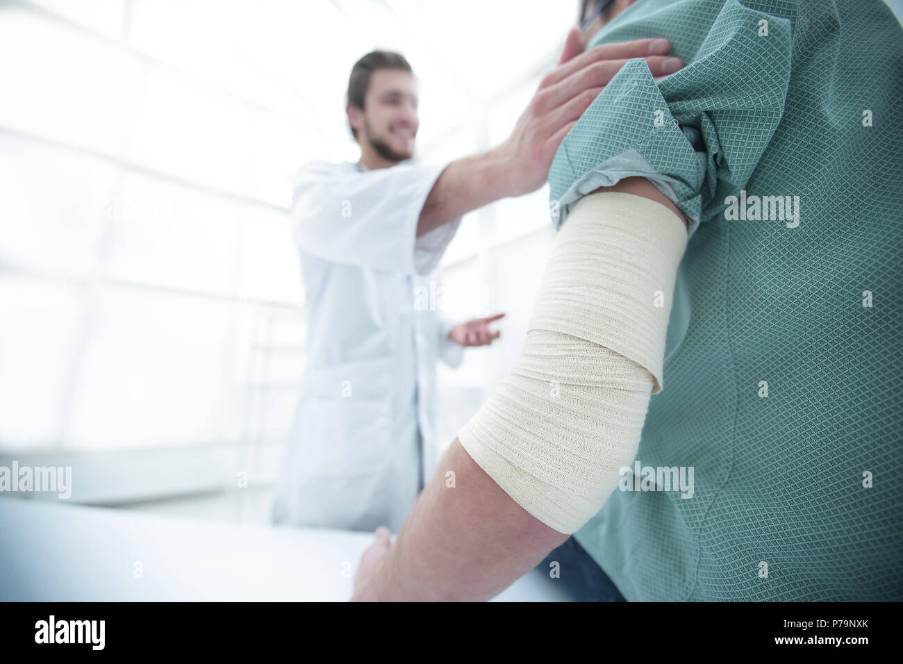 Ortopedico la calma del suo paziente. Foto Stock