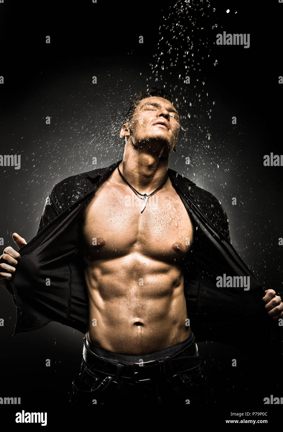 Il muscoloso bello sexy guy sotto la doccia, torso nudo Foto Stock