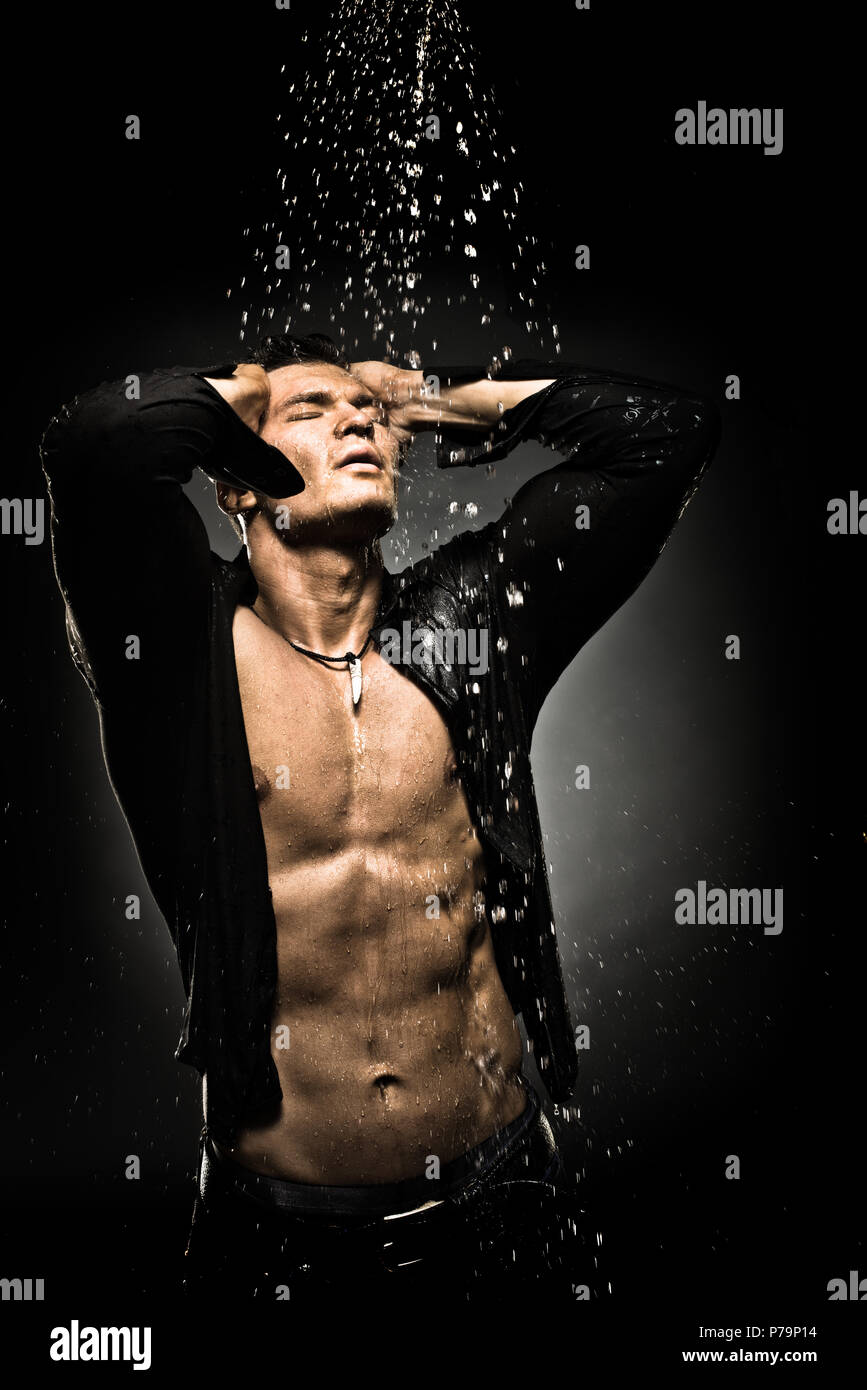 Il muscoloso bello sexy guy sotto la doccia, torso nudo Foto Stock