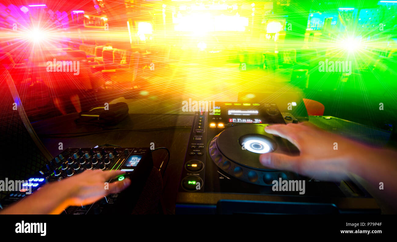 Disc jockey con il controllo audio desk Foto Stock