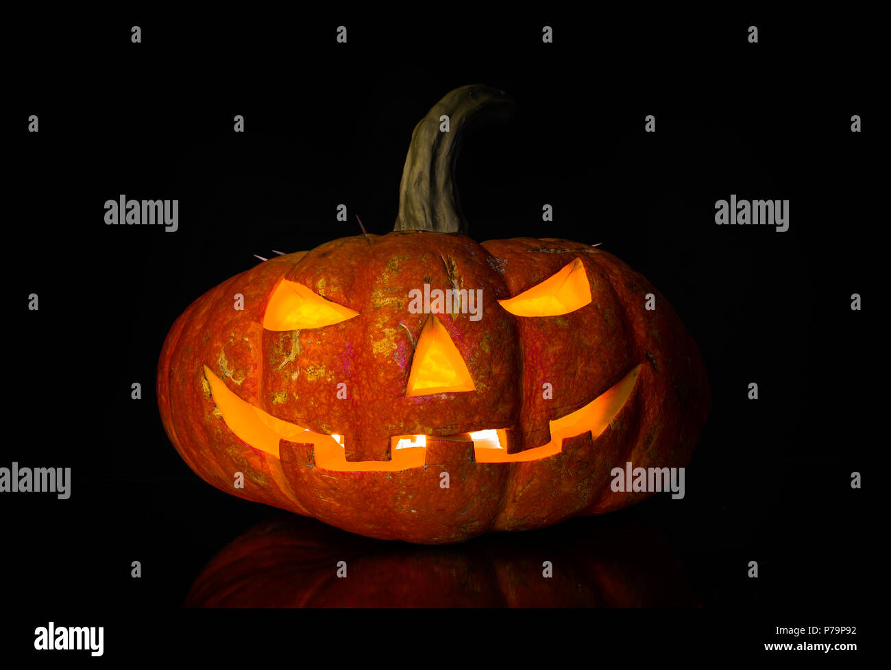 La zucca su sfondo nero, concetto festa religiosa Halloween Foto Stock