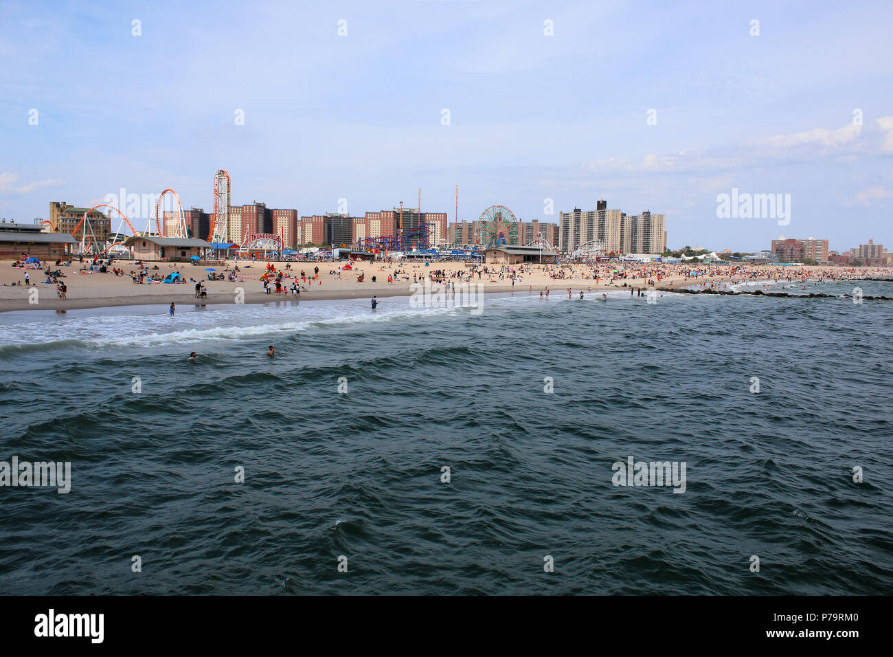 NEW YORK, NY - 29 giugno: le persone che si godono la calda estate meteo su Coney Island Beach e dal lungomare di Brooklyn a giugno 29th, 2017 a New York, Stati Uniti d'America. (Foto Foto Stock