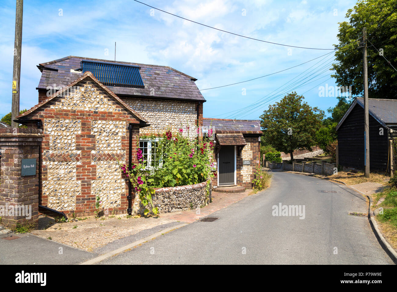 In mattoni e pietra casa inglese in un villaggio nel paesaggio rurale, Rodmell nelle vicinanze del Lewes, England, Regno Unito Foto Stock