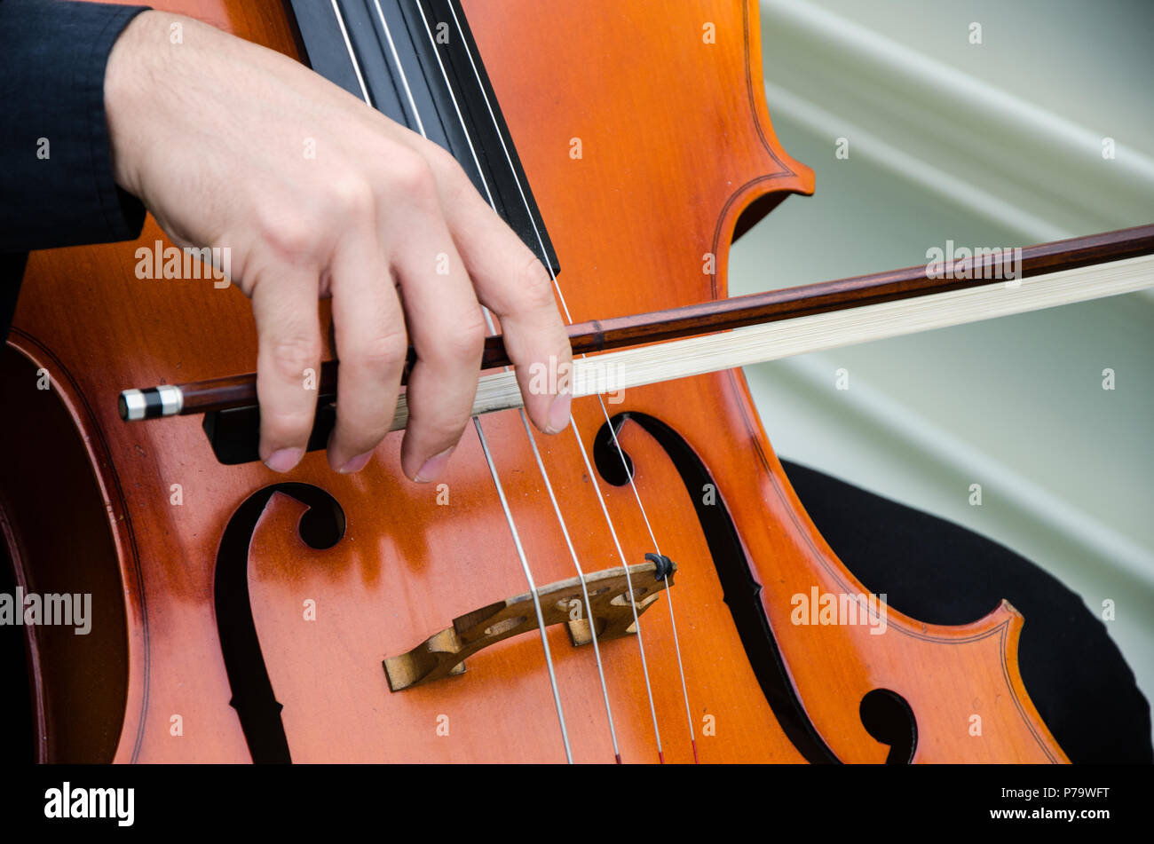 Arte e artista. Giovane uomo elegante violinista suona il violino sul nero.  Musica classica. Little Boy strumento musicale Foto stock - Alamy