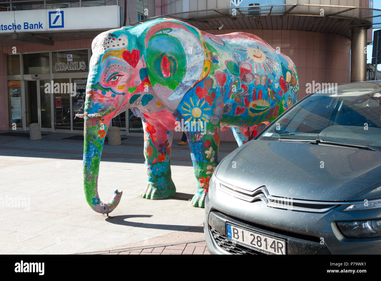 Completa il modello di dimensioni di un elefante dipinta con colori e motivi, Tarnow,a sud-est della Polonia, l'Europa. Foto Stock