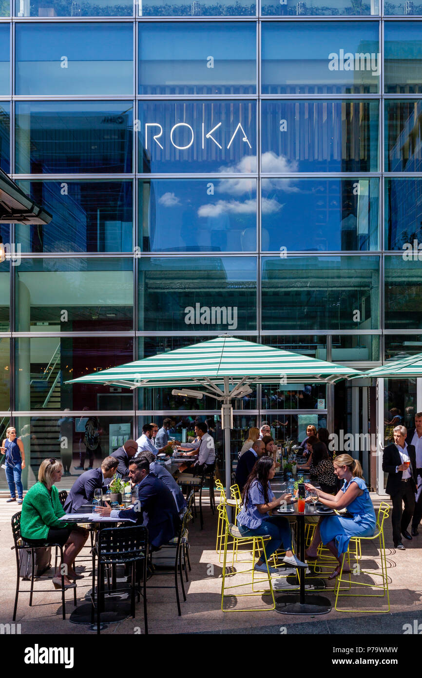 Gli impiegati seduti al ristorante durante una pausa pranzo, Canary Wharf, London, Regno Unito Foto Stock