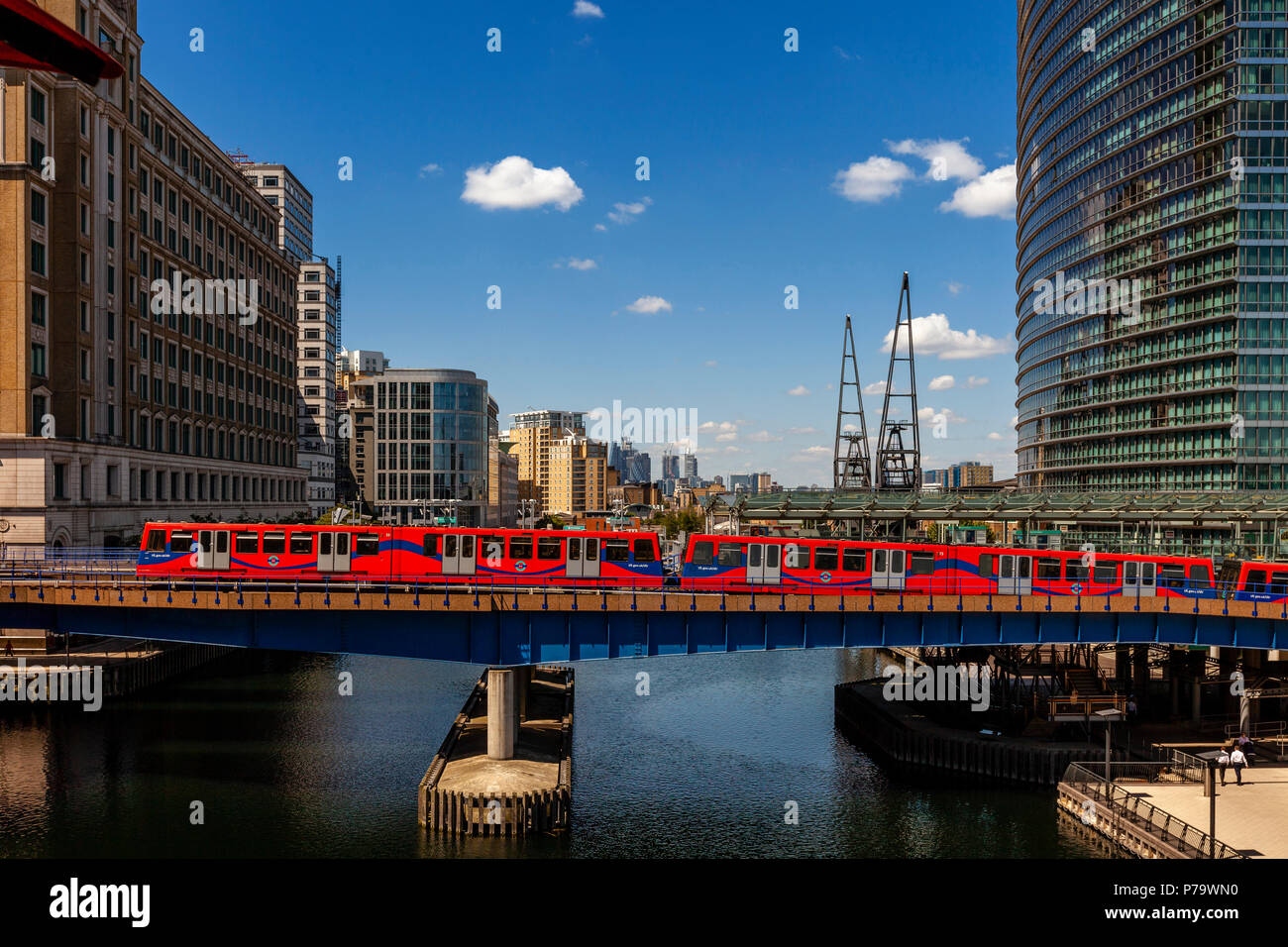 Un Docklands Light Railway treno attraversare il fiume a Canary Wharf, London, Regno Unito Foto Stock