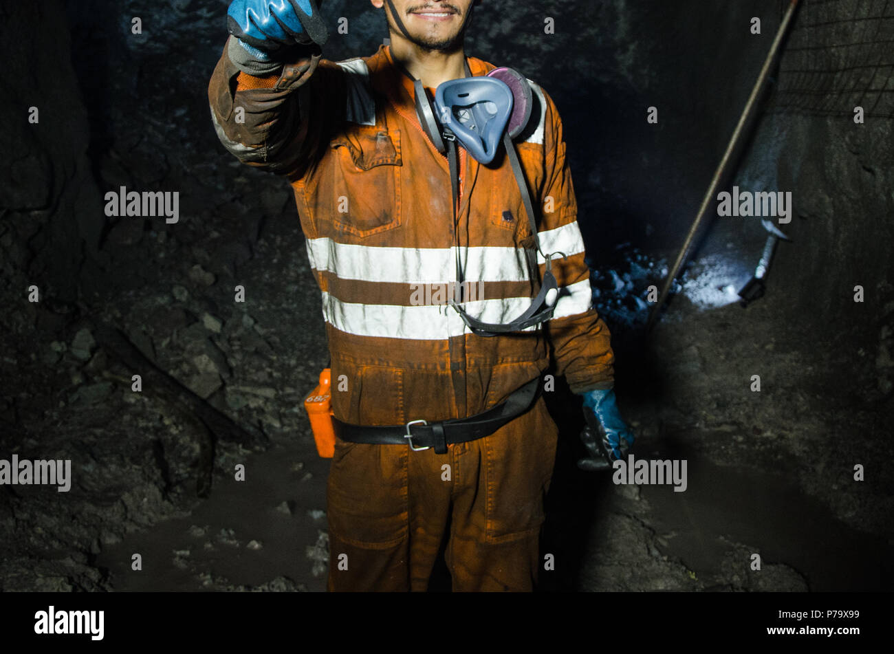 Il minatore sorridente all'interno della miniera, fotografia concetto aziendale Foto Stock