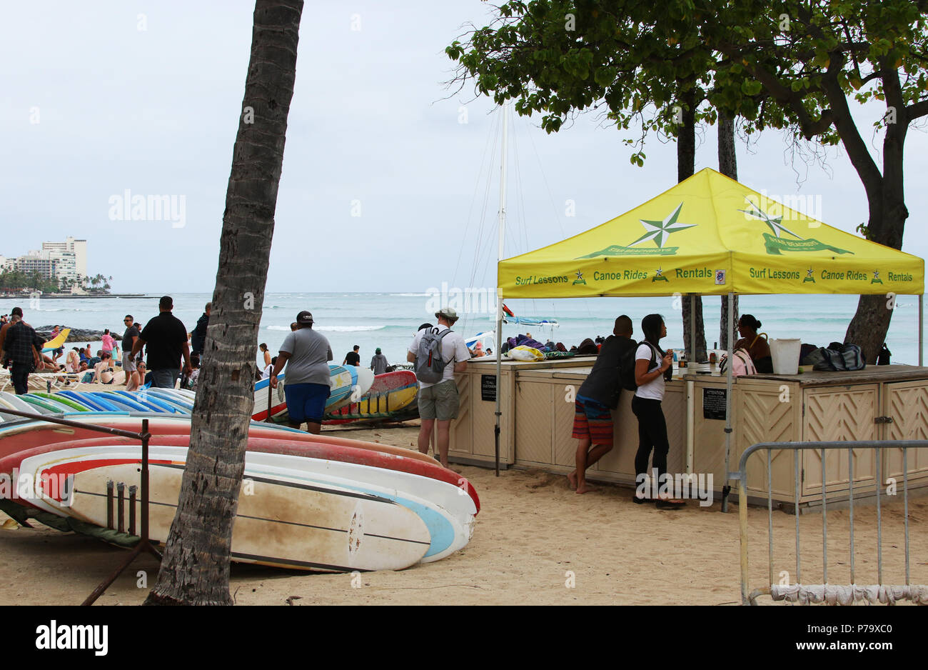 Star ragazzi della spiaggia tenda business offrendo lezioni di surf, canoa giostre e noleggi. La spiaggia di Waikiki, Waikiki, Honolulu Oahu Island, Hawaii, Stati Uniti d'America. Foto Stock
