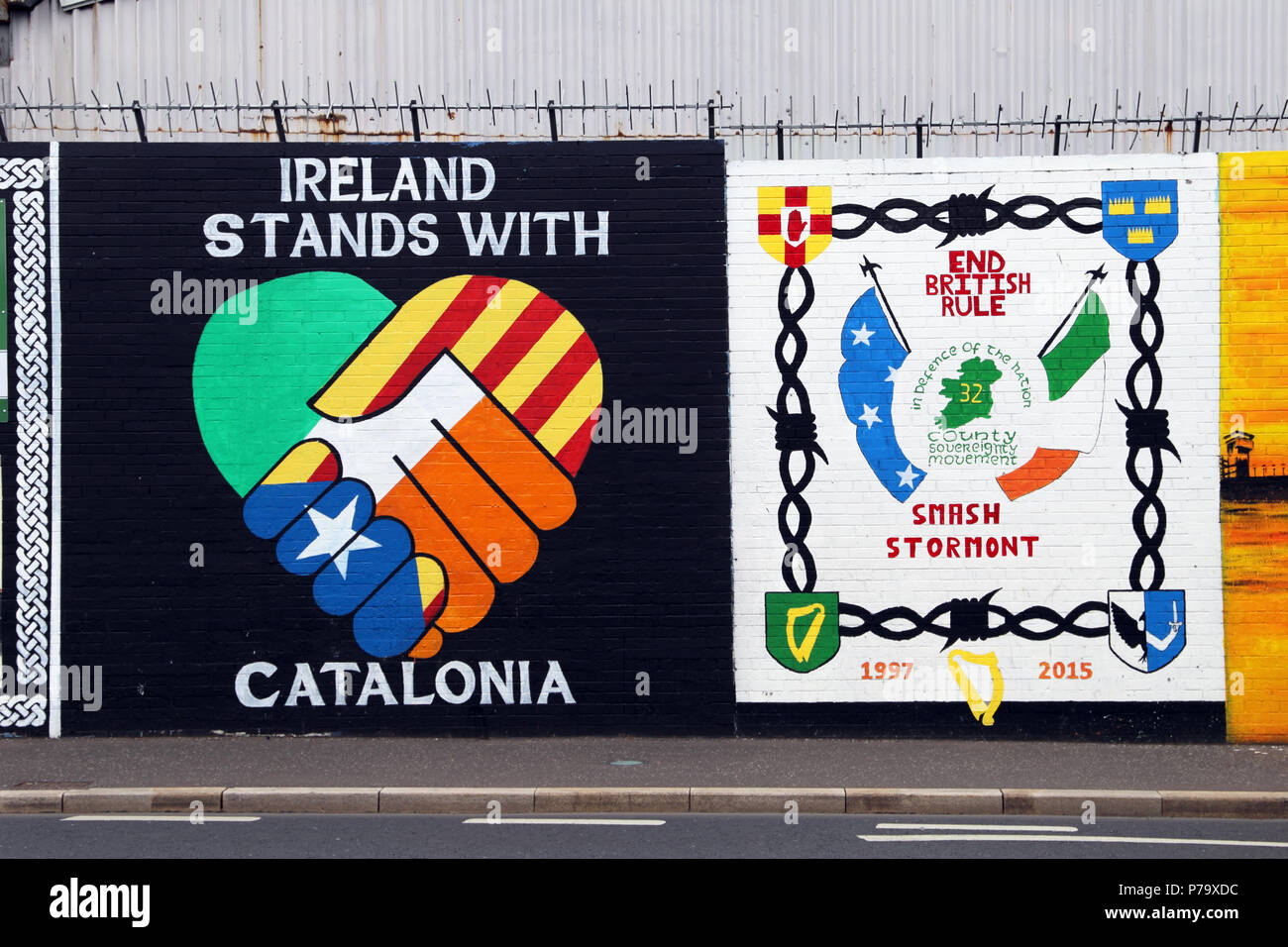 Grafitti politico copre la parete di pace a Belfast, Irlanda del Nord. Le pareti sono state erette per separare il repubblicano e popolazioni lealisti duri Foto Stock