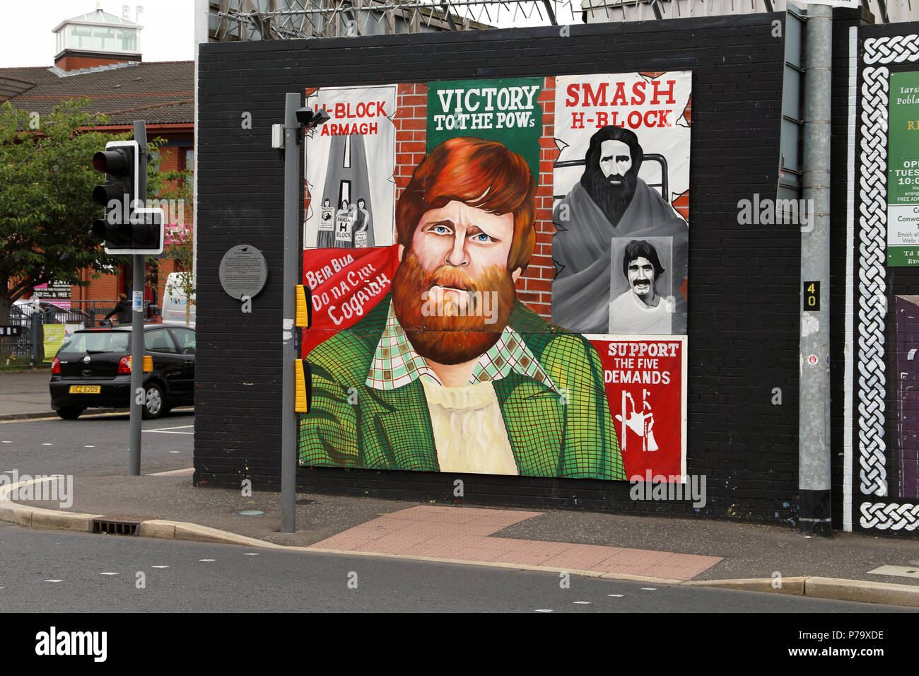 Grafitti politico copre la parete di pace a Belfast, Irlanda del Nord. Le pareti sono state erette per separare il repubblicano e popolazioni lealisti duri Foto Stock
