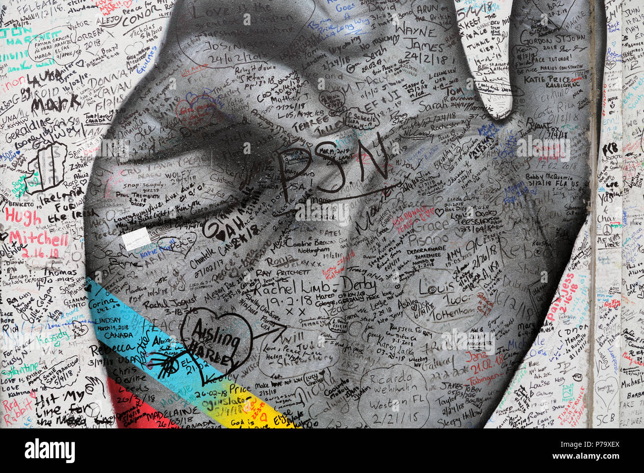 Grafitti politico copre la parete di pace a Belfast, Irlanda del Nord. Le pareti sono state erette per separare il repubblicano e popolazioni lealisti duri Foto Stock