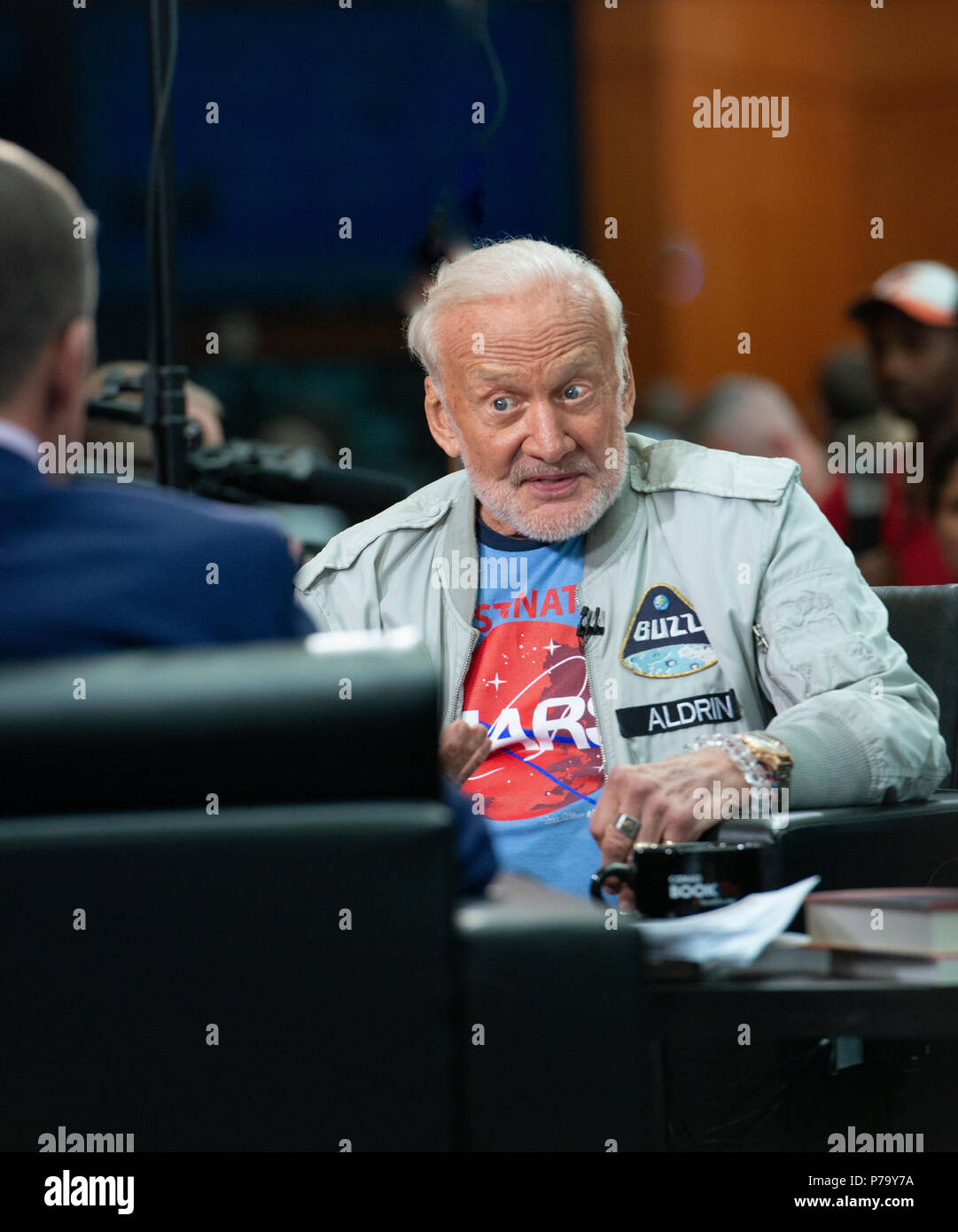 Buzz Aldrin intervistando nella sua maglietta di Marte, promuovendo la sua macchina per arrivare a noi per il pianeta Marte. Foto Stock