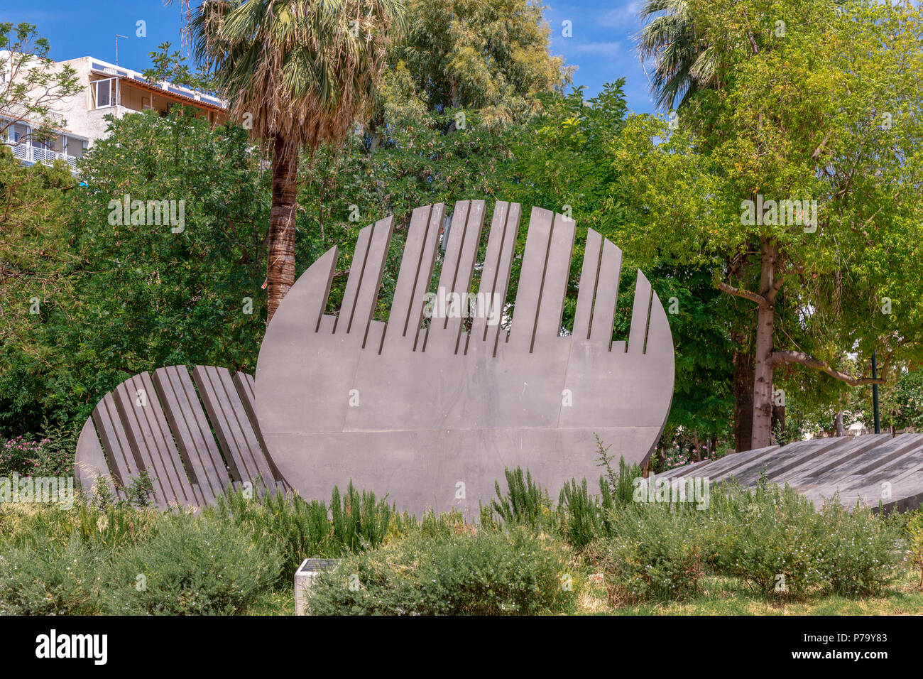 Museo Archeologico Nazionale di Atene, Grecia, monumento moderno, Bastione, da Venia Demetrakopoulou, rappresentano i merli. Foto Stock