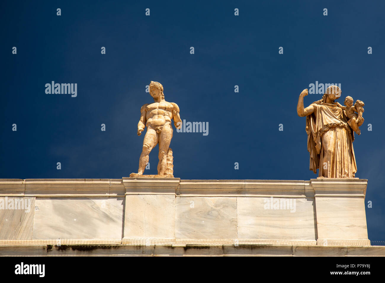 Dio greco Ares (dio della guerra) & Dea Irene con baby Plutus (Dio della pace), Roof Top sculture, Museo Archeologico Nazionale di Atene, in Grecia. Foto Stock