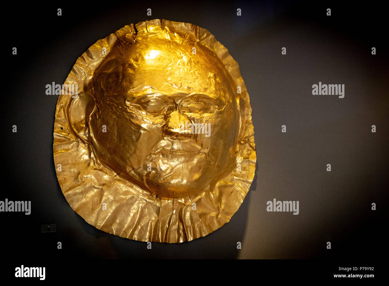 La morte di oro-maschera di un uomo, funeraria di abbigliamento uomo  micenea, dal grave 5, un cerchio, micenee sito archeologico vicino a  Mykines, XVI secolo A.C Foto stock - Alamy