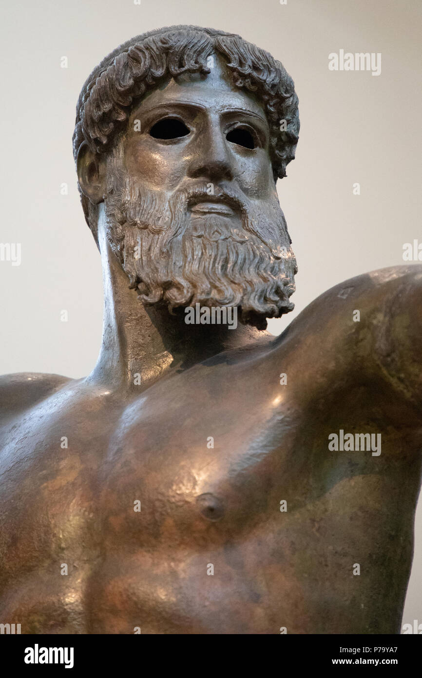 Statua di bronzo di Zeus o Poseidone, trovato mare di Capo Artemision, settentrionale Eubea, dio greco statua in stile severo, dal periodo classico, 460 BC. Foto Stock