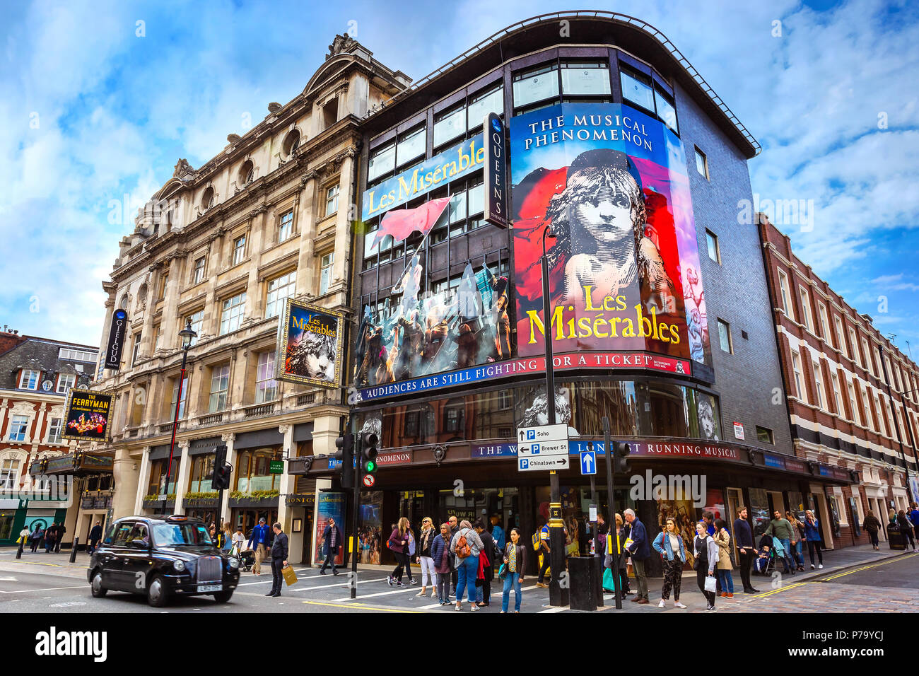 LONDON, Regno Unito - 13 Maggio 2018: Queen's Theatre in Shaftesbury Avenue all'angolo di Wardour San aperto il 8 ottobre 1907 come un gemello a neig Foto Stock