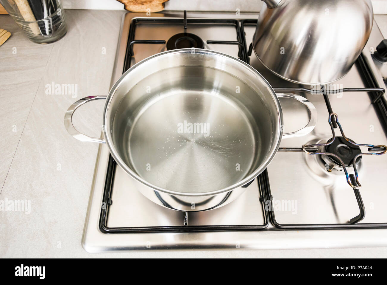 Una pentola di metallo sul fornello con acqua bollente per cuocere gli  spaghetti Foto stock - Alamy