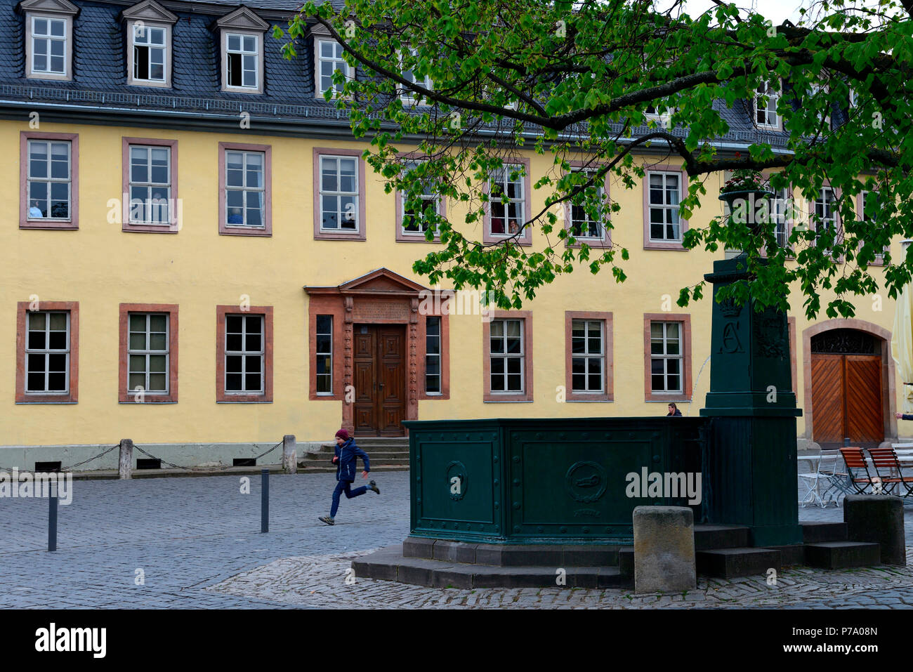 Abitazione di Goethe und Goethebrunnen, Wohnhaus von Johann Wolfgang von Goethe, Weimar, Thueringen, Deutschland, Europa, Goethe-Nationalmuseum, Frauenplan Foto Stock