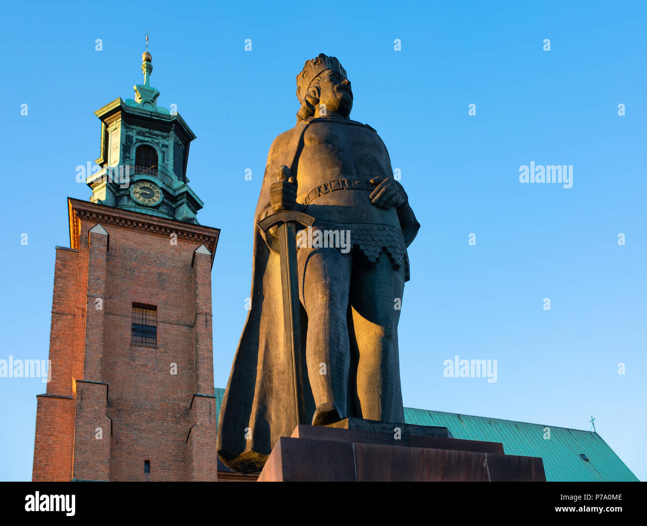 Gniezno / Polonia - il re polacco Chrobry statua e una vista serale per la torre della cattedrale. Foto Stock