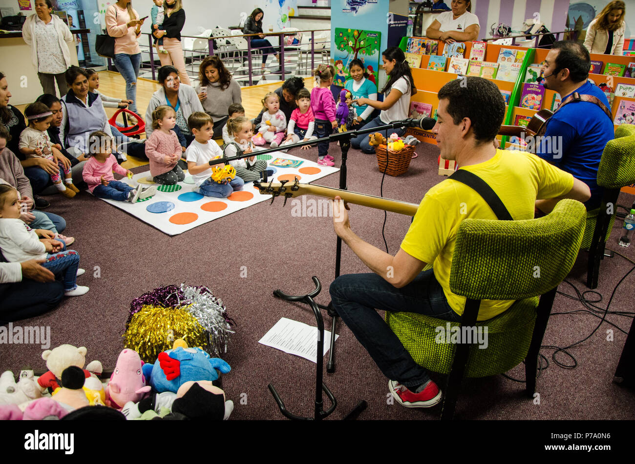 Lima, Perù - 25 Maggio 2018: Banda musicale per bambini Troly e El Lobito. I ragazzi cantano per i bambini. Foto Stock