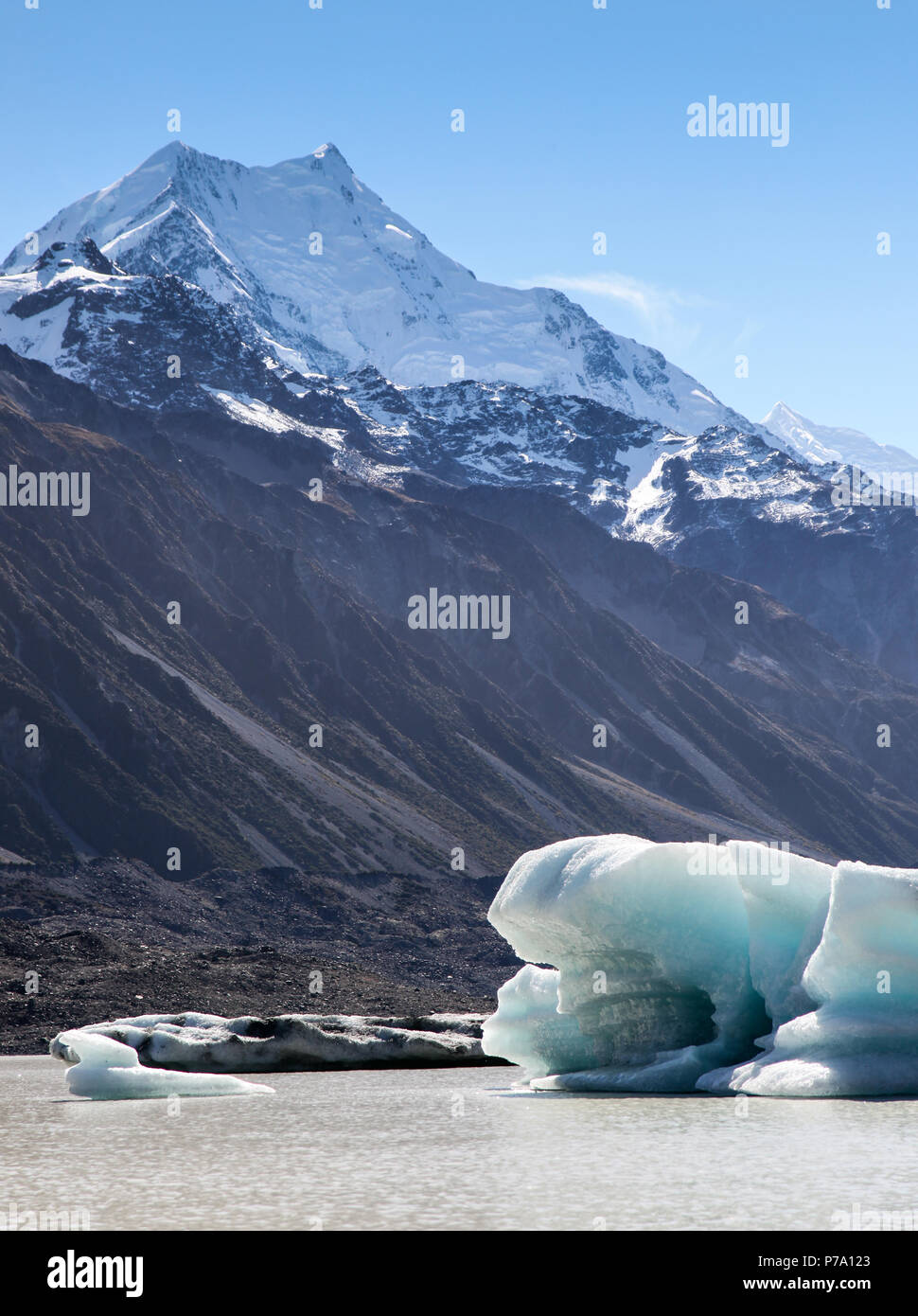 Iceberg galleggiante sul lago terminale del ghiacciaio Tasman nell'isola del sud della Nuova Zelanda. Il ghiacciaio in ritirata ha lasciato un lago che si riempie di IC Foto Stock