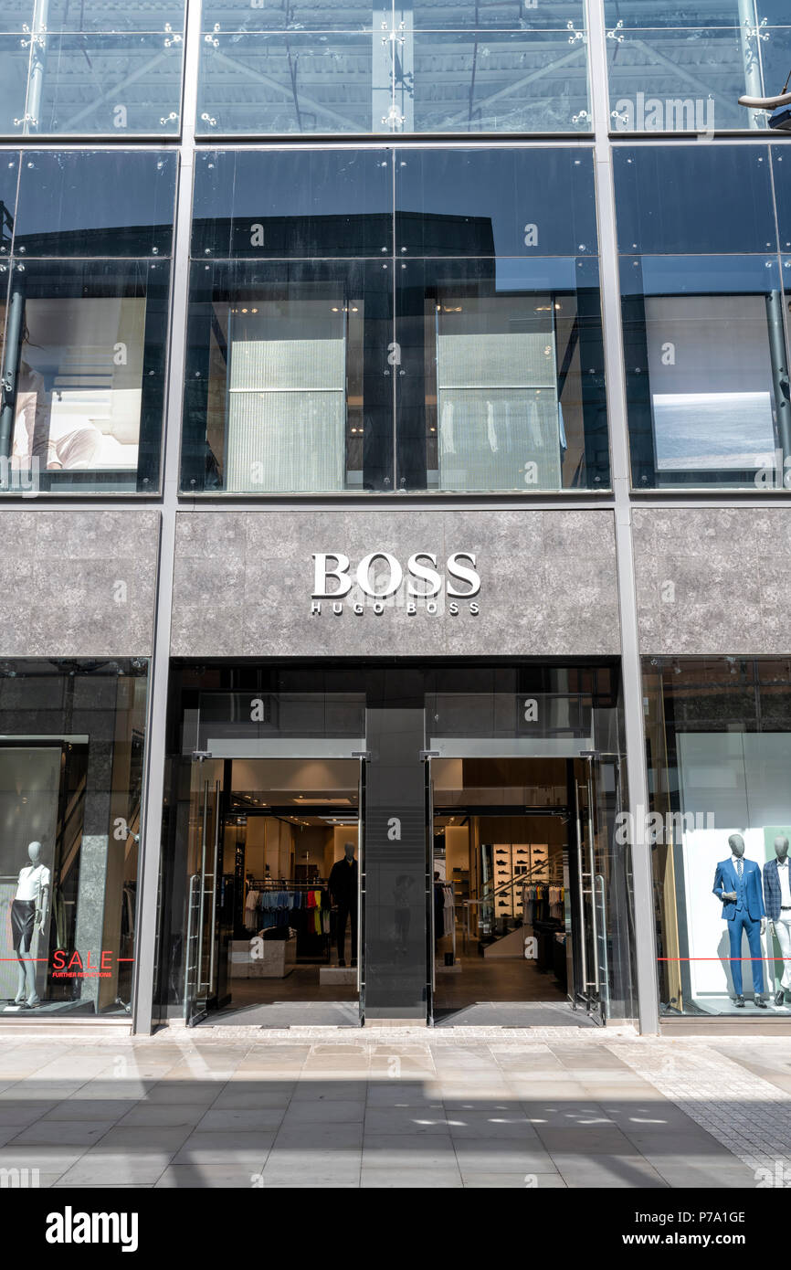 L'esterno di un Hugo Boss shop nel centro di Manchester, Regno Unito Foto Stock
