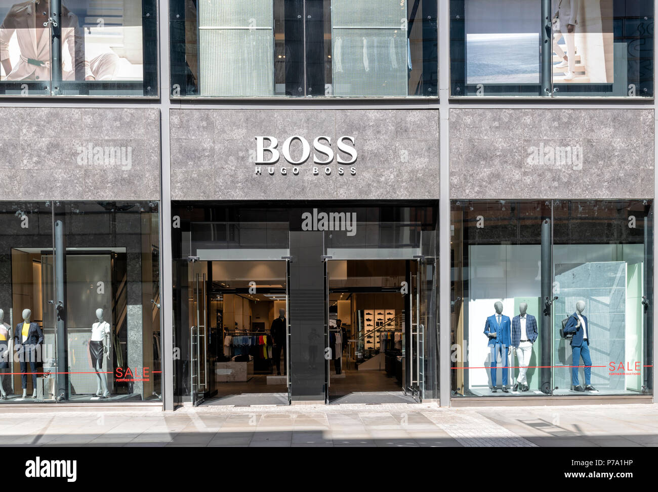 L'esterno di un Hugo Boss shop nel centro di Manchester, Regno Unito Foto Stock