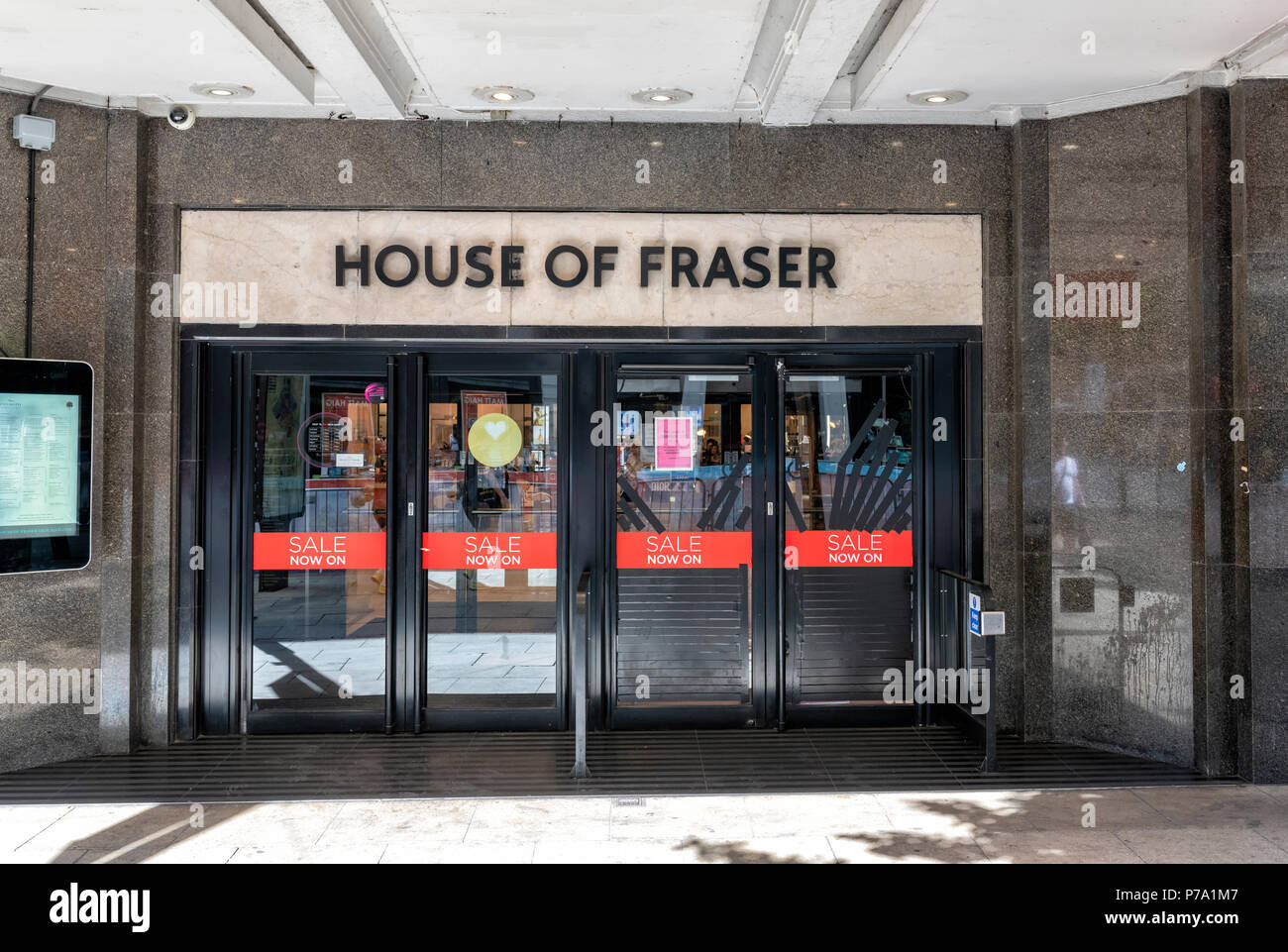 Vendita segni sulle porte di House of Fraser department store di Manchester, Regno Unito Foto Stock